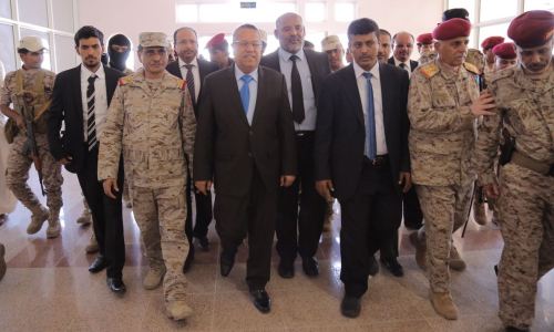 محافظ محافظة حضرموت قائد المنطقة العسكرية الثانية أثناء زيارة رئيس الوزراء
